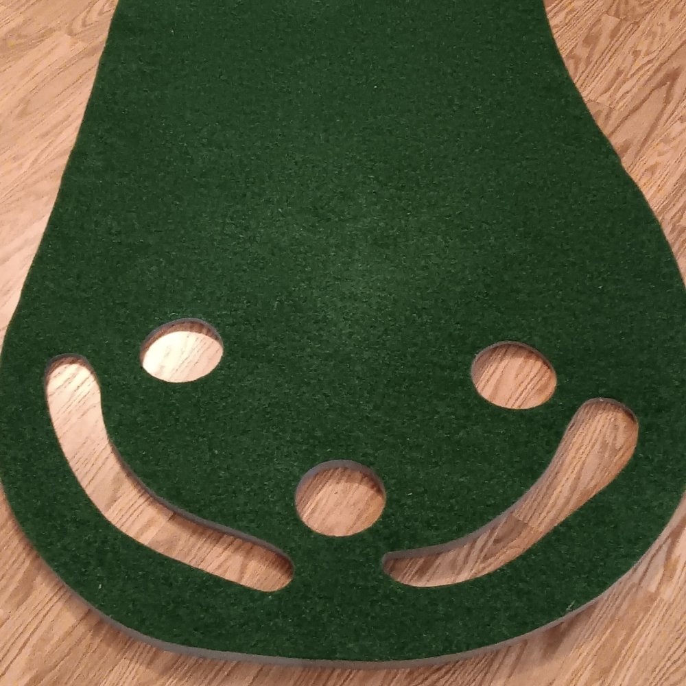 'Putt a bout par 3 putting green 3' x 9'